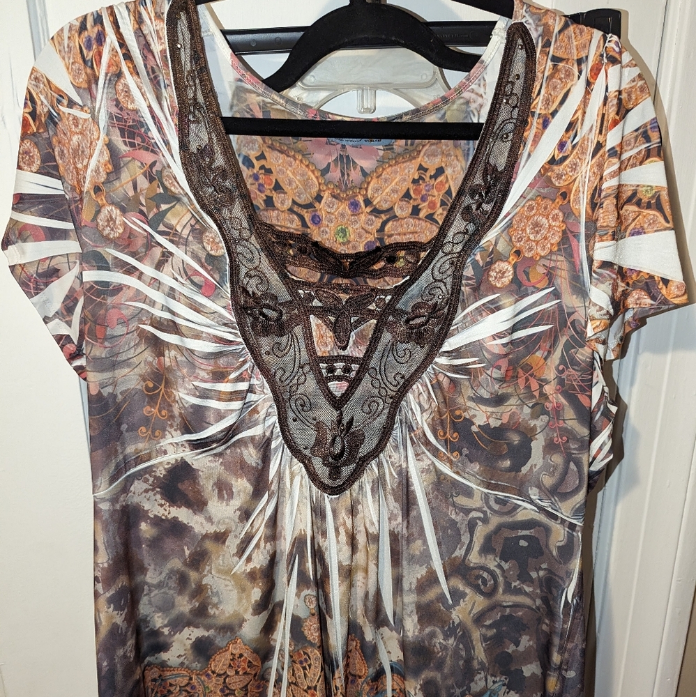 1x thin flowy top with lace detail around the front of the neckline. V-neck